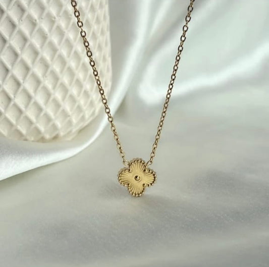 Gold clover Necklace